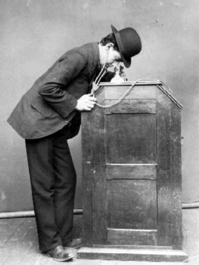 The 1895 version of the Kinetophone.
